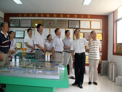2012.7.28日山東天意兩項(xiàng)科技成果鑒定順利通過(guò)，北京領(lǐng)導(dǎo)專(zhuān)家，到我公司參觀指導(dǎo)
