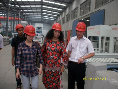 2012.7.21日坦桑尼亞總統(tǒng)夫人來(lái)我公司參觀指導(dǎo)、洽談合作