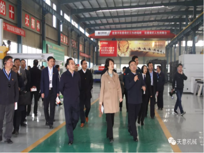 濟寧市委常委、組織部部長孔凡萍帶領(lǐng)全市“兩新”組織黨建工作現(xiàn)場觀摩團蒞臨天意機械調(diào)研指導(dǎo)