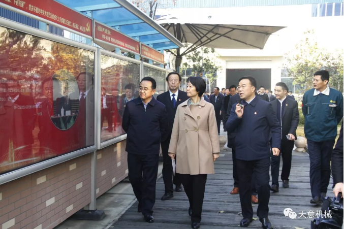 濟(jì)寧市委常委、組織部部長(zhǎng)孔凡萍帶領(lǐng)全市“兩新”組織黨建工作現(xiàn)場(chǎng)觀摩團(tuán)蒞臨天意機(jī)械調(diào)研指導(dǎo)