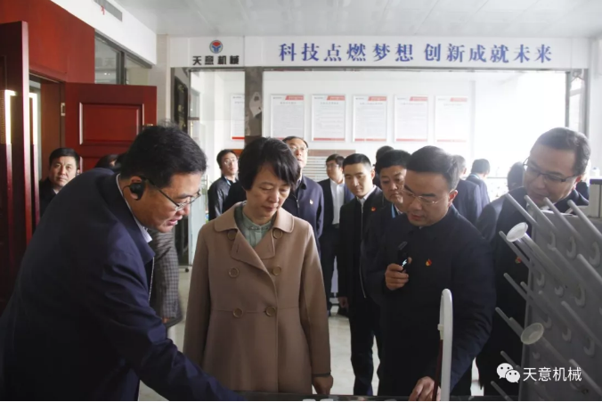 濟(jì)寧市委常委、組織部部長(zhǎng)孔凡萍帶領(lǐng)全市“兩新”組織黨建工作現(xiàn)場(chǎng)觀摩團(tuán)蒞臨天意機(jī)械調(diào)研指導(dǎo)